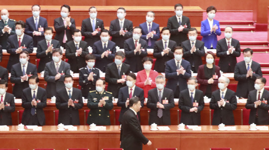 시진핑 중국 국가 주석이 10일 중국 제14기 1차 전국인민대표대회(전인대) 제3차 전체회의가 열린 베이징 인민대회당에 입장하고 있다. [베이징=연합뉴스]